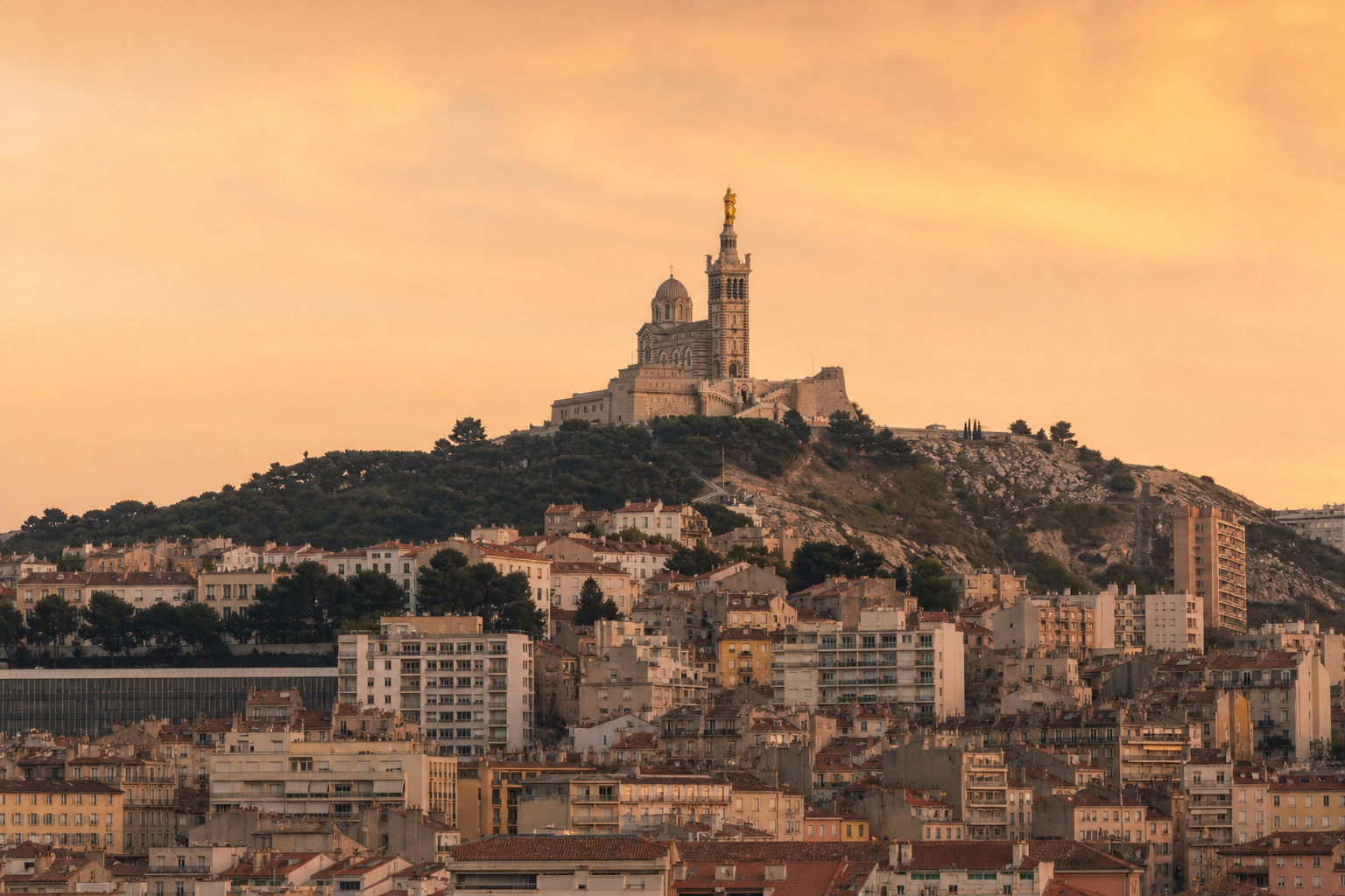 Notre-Dame de la Garde au-dessus des toits de Marseille au couchant